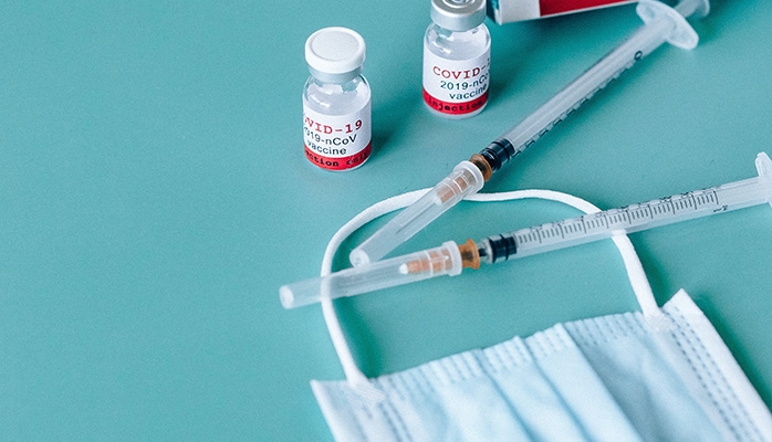 Vaccins Covid : l’OMC entérine la levée des brevets pendant 5 ans dans un accord en trompe l’œil pour la Santé publique